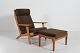 Hans J. Wegner
Høj lænestol GE 290 + skammel i eg